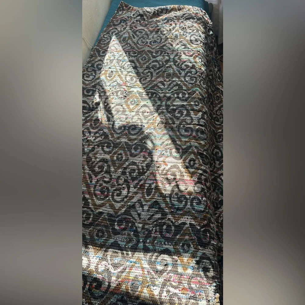 Elegant Patterned Rug - Picture 2 of 5